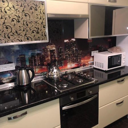 Elena'S Holiday Apartment คาเมียเนตส์-โปดิลสกี ภายนอก รูปภาพ
